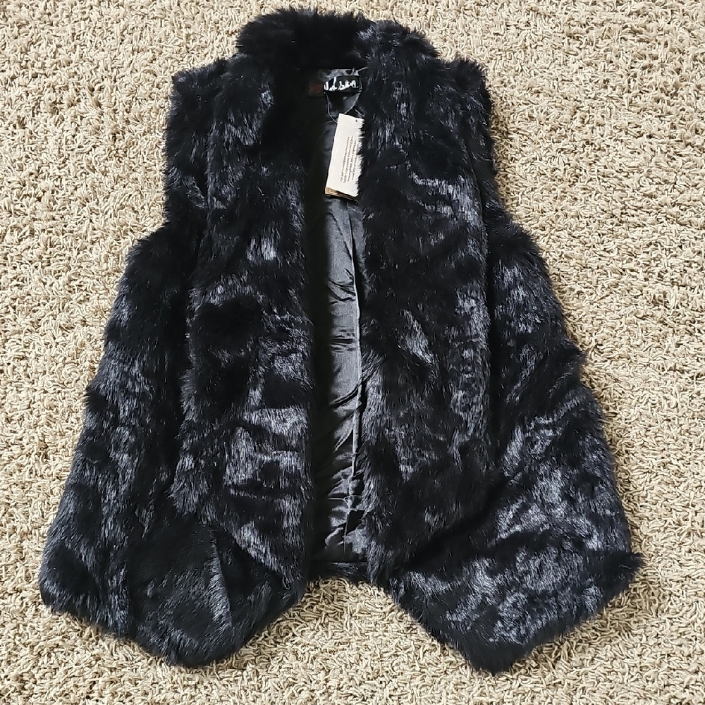 NWT Kiss & Tell Faux Fur Vest Black Francesca's Small Open Pointed Cut